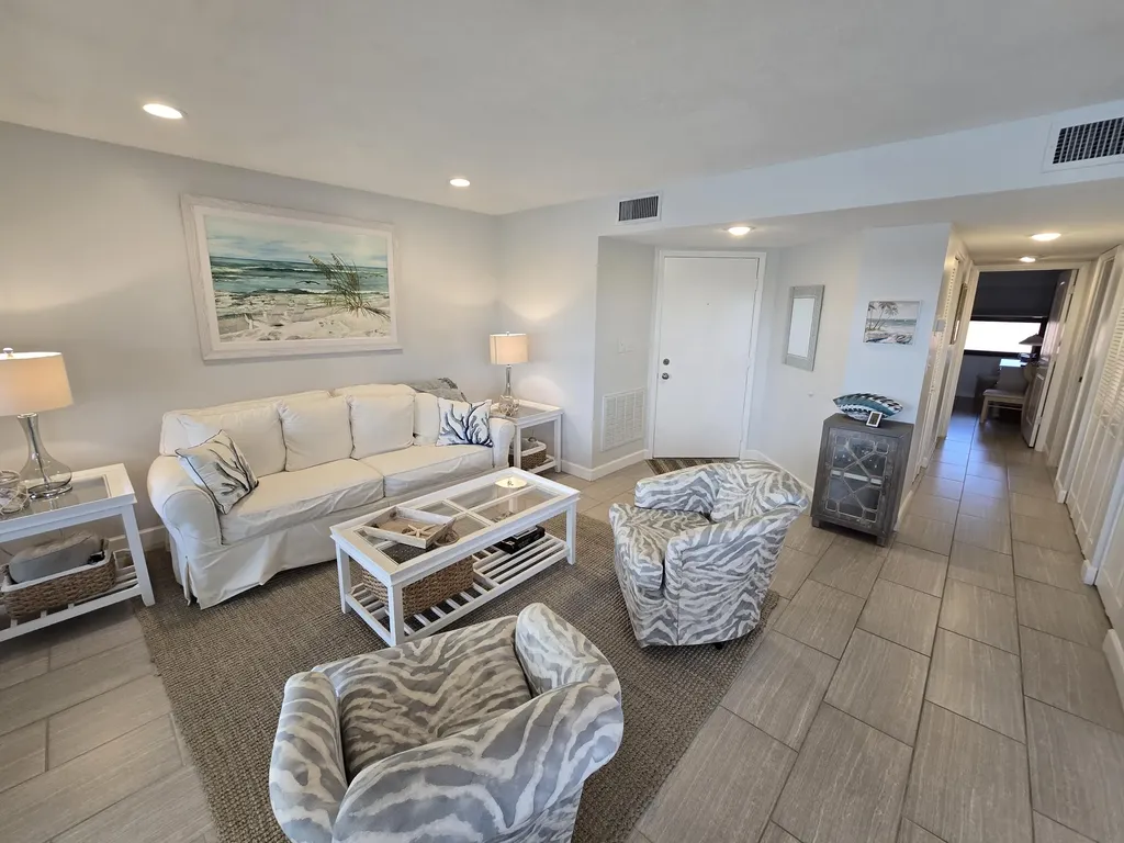 1532 Mainsail Naples FL 34114