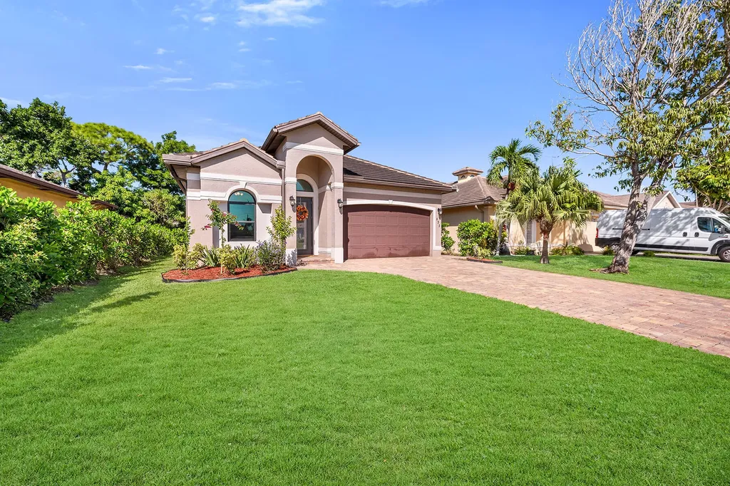 833 109th Avenue N Naples FL 34108