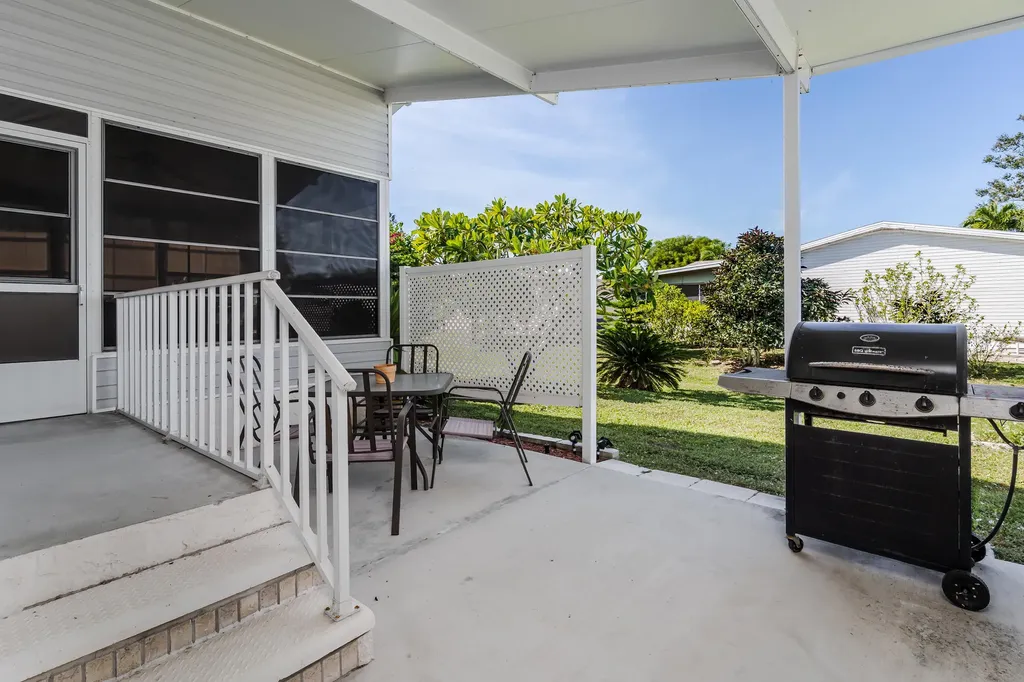 255 Riverwood Road Naples FL 34114