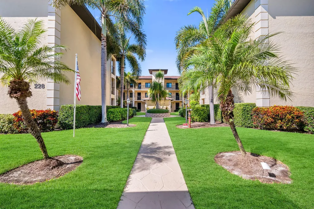 228 Fox Glen Drive Naples FL 34104