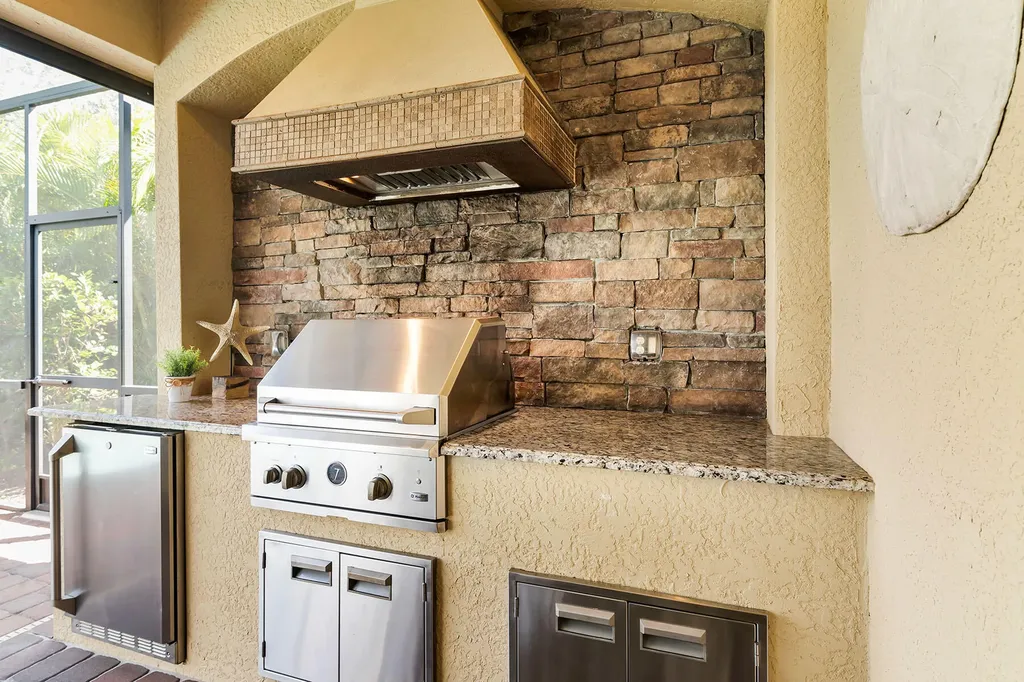 2990 Aviamar Circle Naples FL 34114