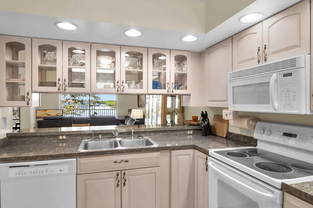 290 Newport Drive Naples FL 34114