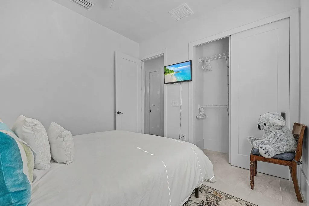 2499 Pine Street Naples FL 34112