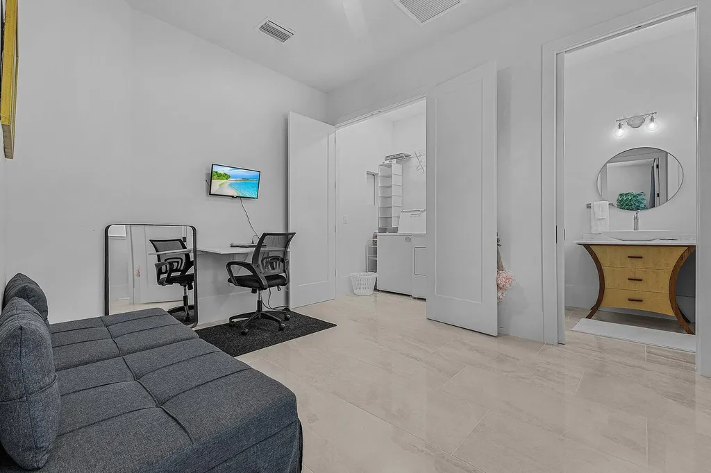 2499 Pine Street Naples FL 34112