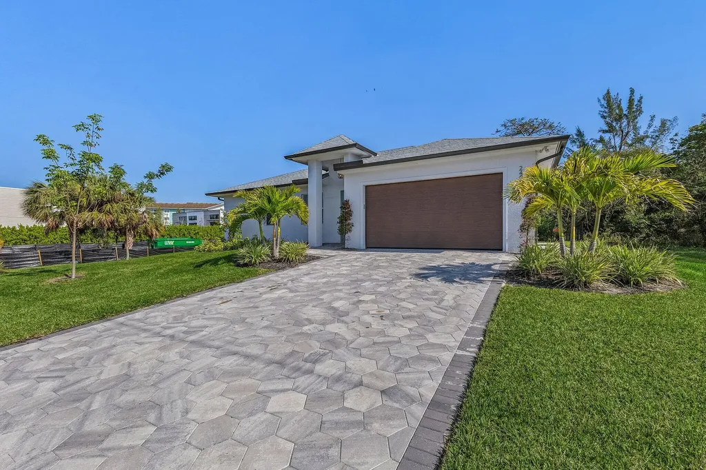 2499 Pine Street Naples FL 34112