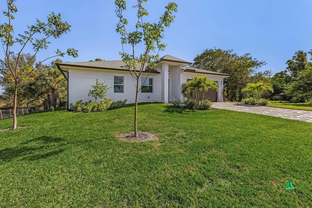 2499 Pine Street Naples FL 34112