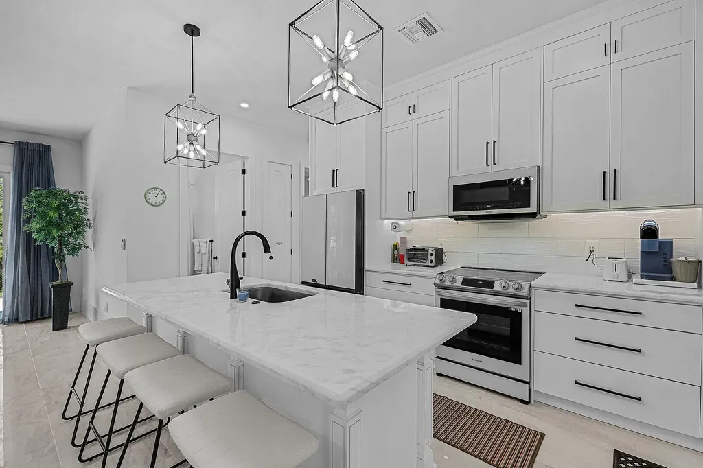 2499 Pine Street Naples FL 34112