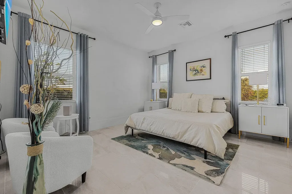 2499 Pine Street Naples FL 34112