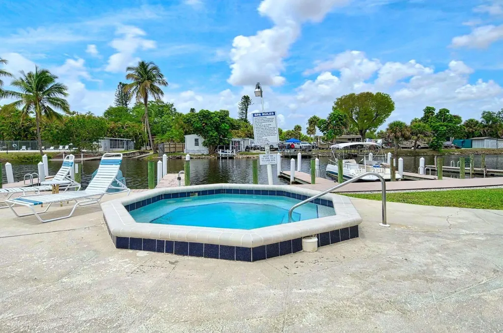 41 Sonderhen Drive Naples FL 34114