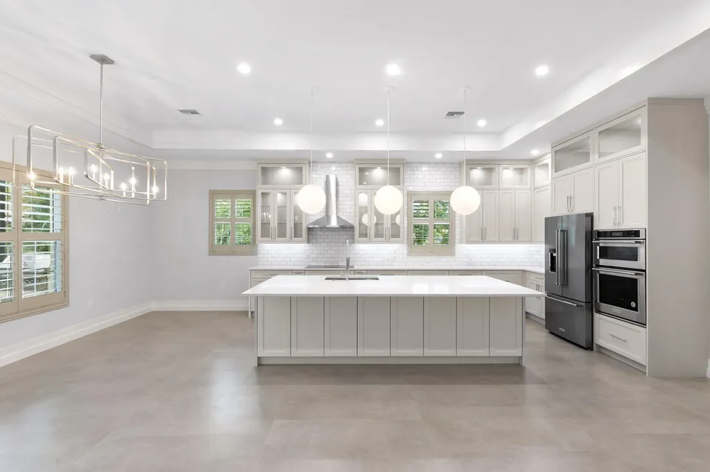 1086 Michigan Avenue Naples FL 34103