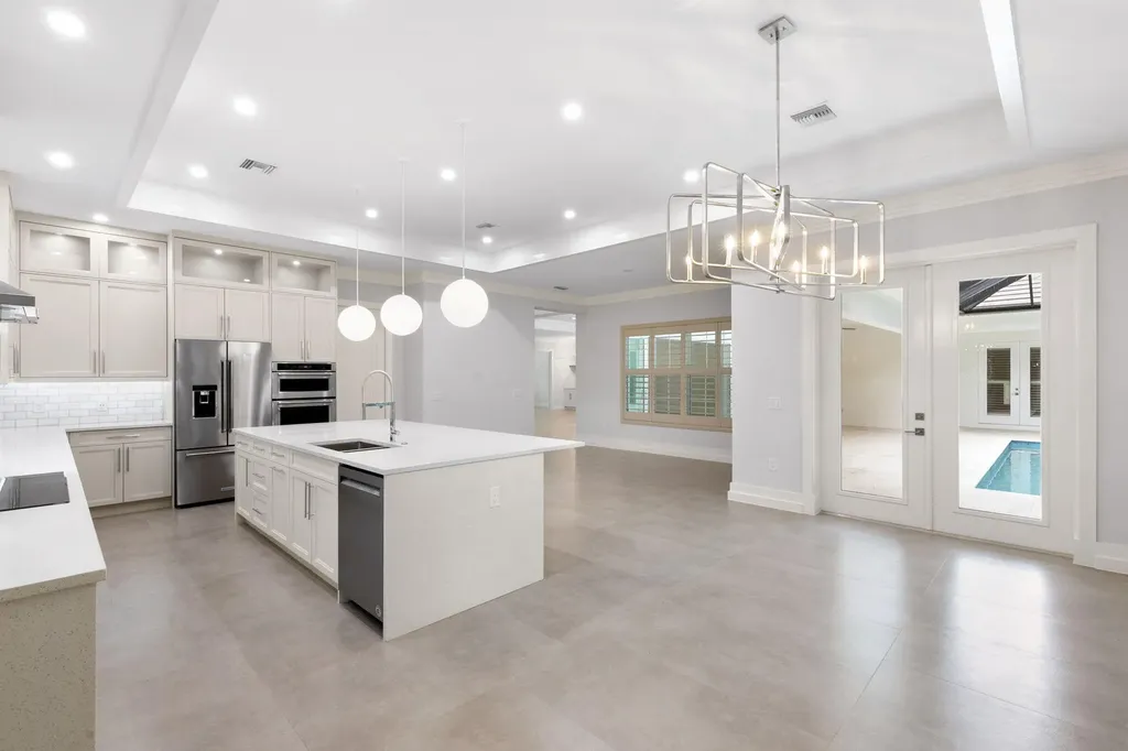 1086 Michigan Avenue Naples FL 34103