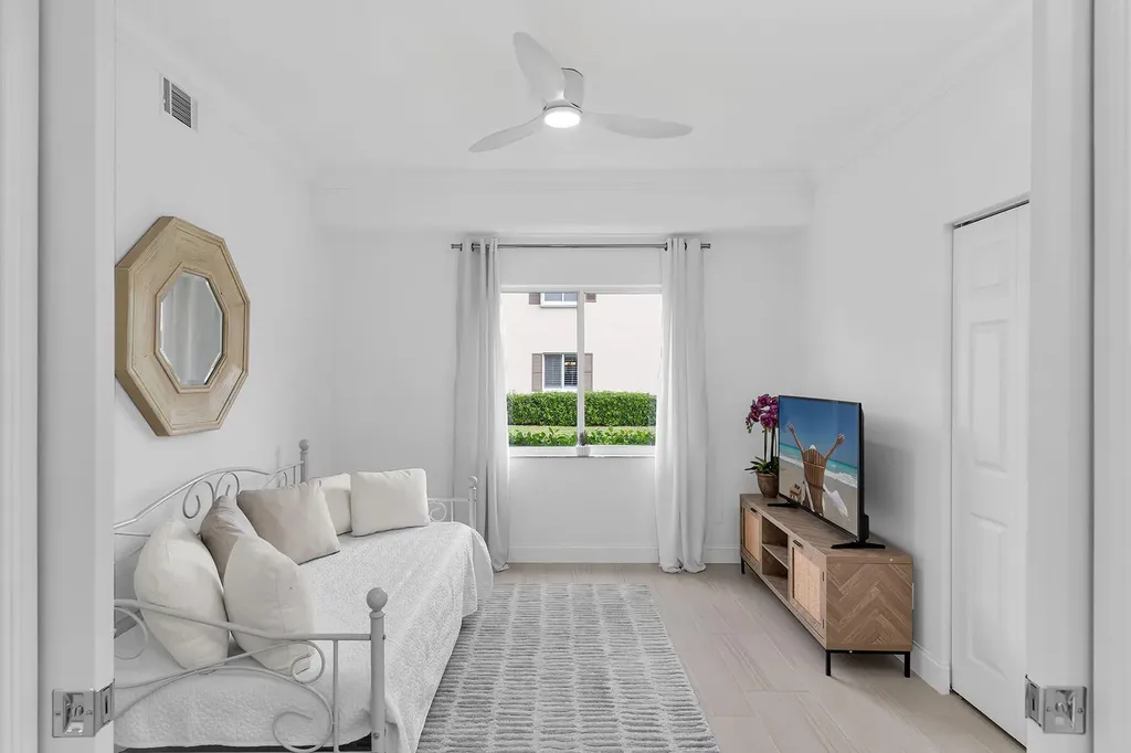 700 Saratoga Circle Naples FL 34104