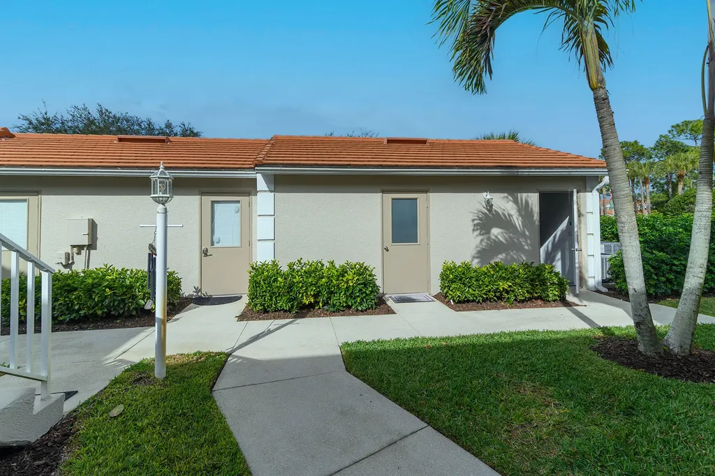 700 Saratoga Circle Naples FL 34104