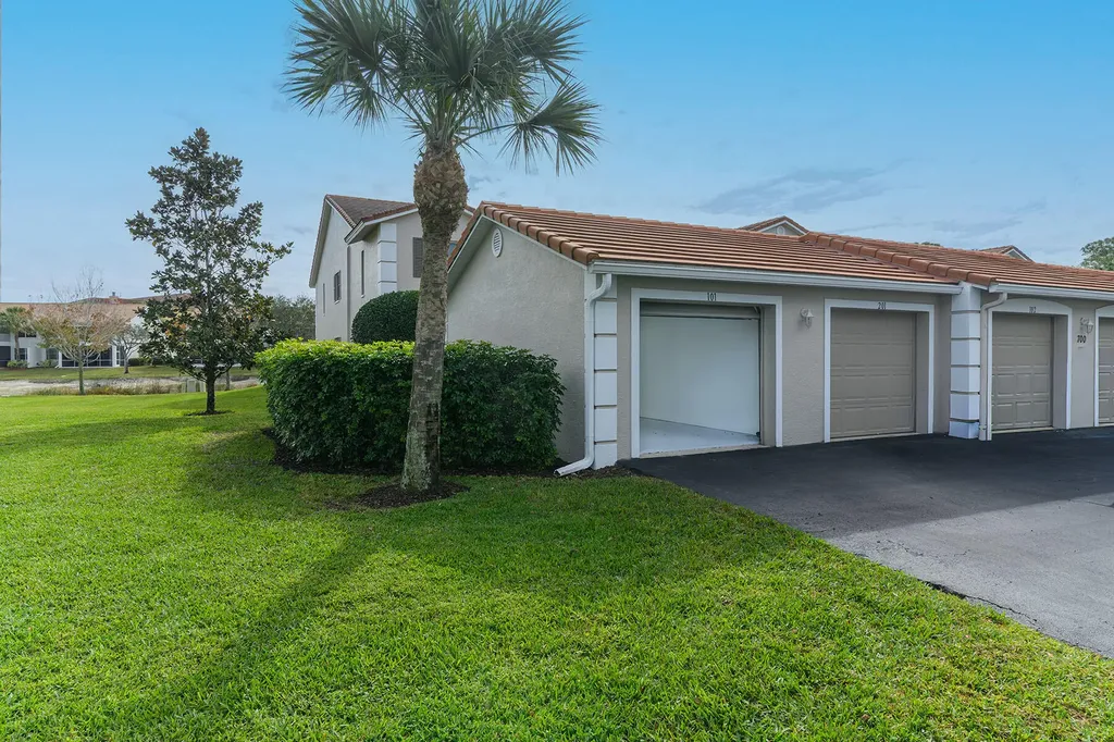 700 Saratoga Circle Naples FL 34104