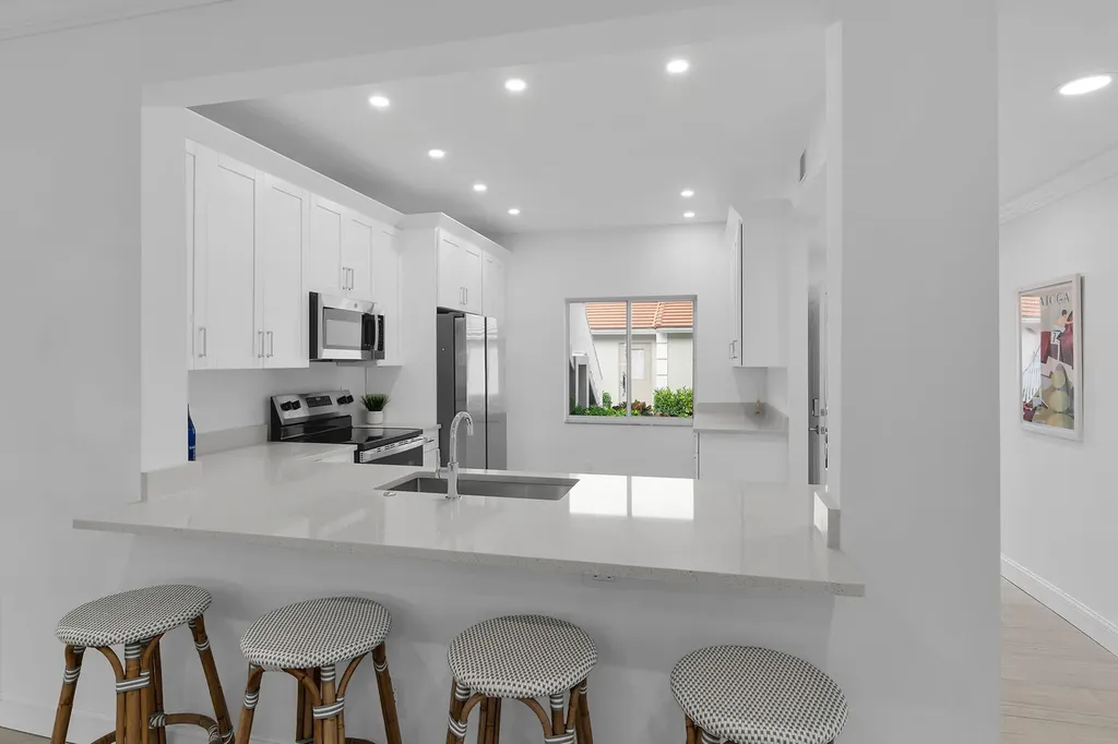 700 Saratoga Circle Naples FL 34104