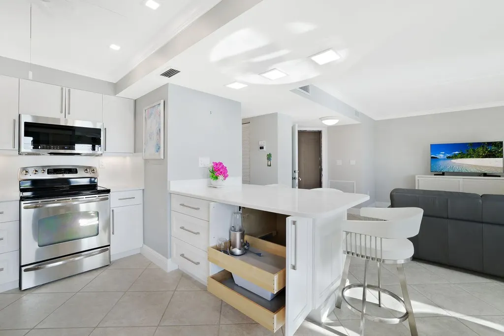 1528 Mainsail Naples FL 34114