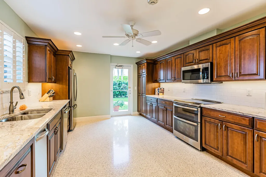 500 Saturn Marco Island FL 34145