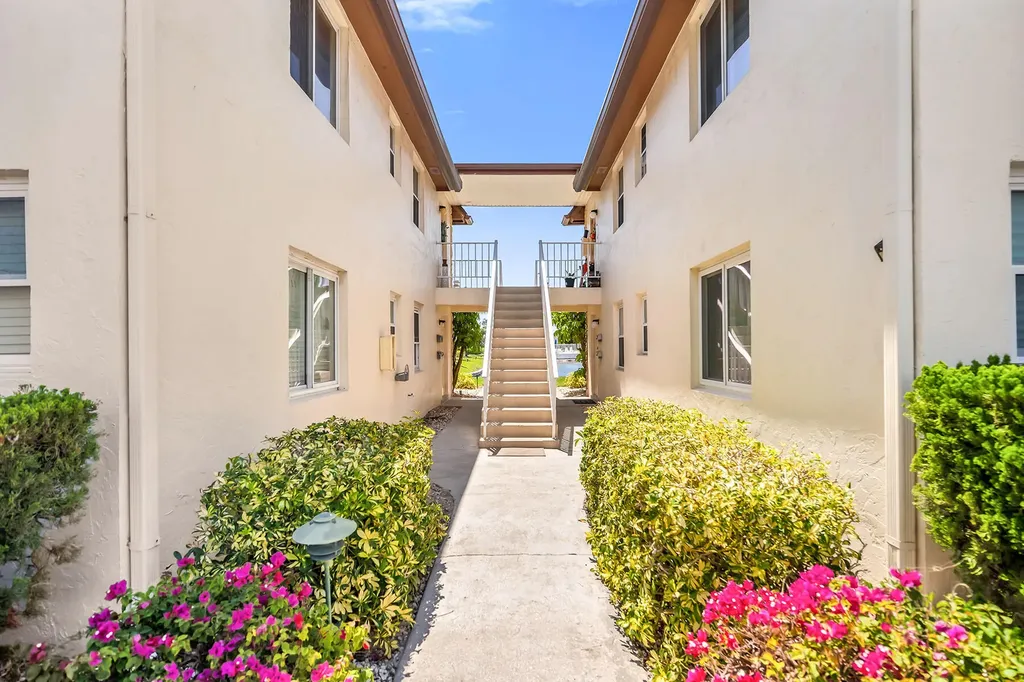 1155 Sandpiper Street Naples FL 34102