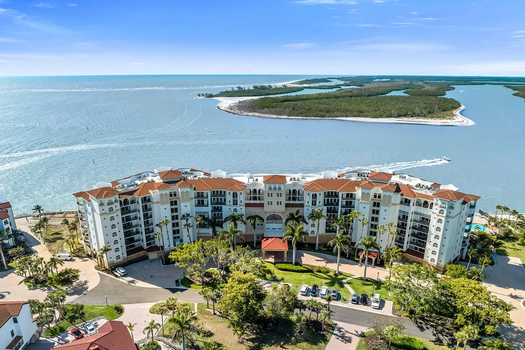 700 La Peninsula Boulevard Naples FL 34113