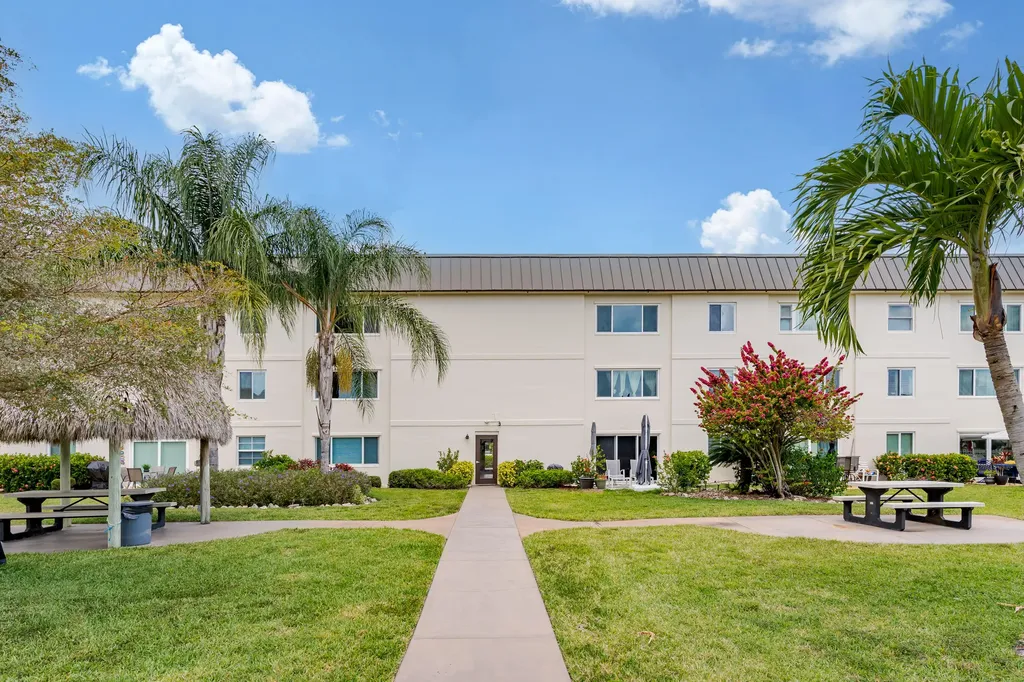 1010 Manatee Naples FL 34114