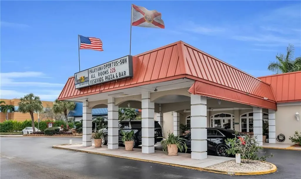 2555 Tamiami Trail N Naples FL 34103