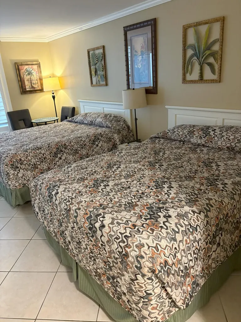 2555 Tamiami Trail N Naples FL 34103