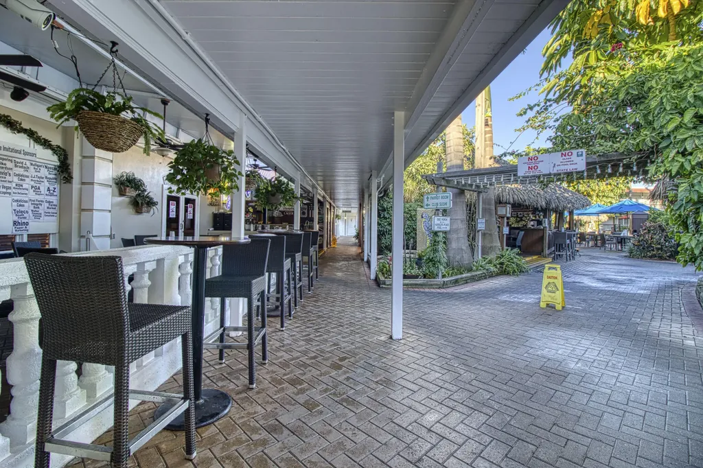 2555 Tamiami Trail N Naples FL 34103