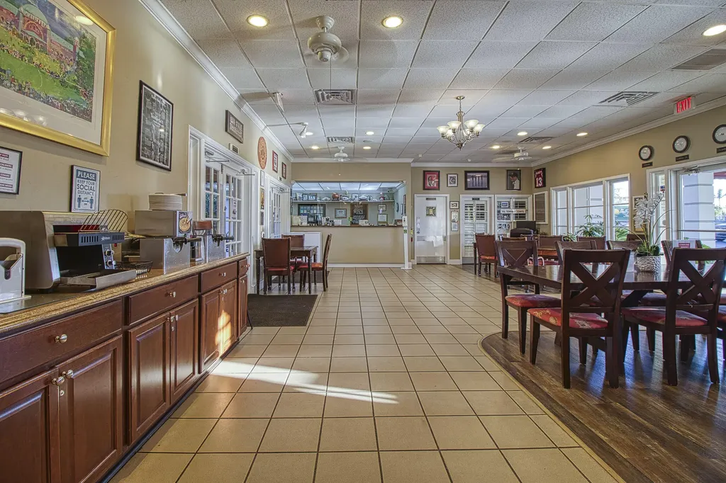 2555 Tamiami Trail N Naples FL 34103