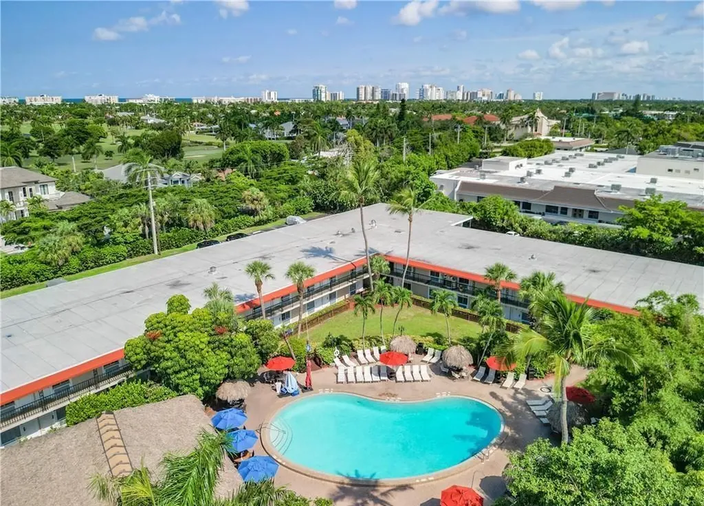 2555 Tamiami Trail N Naples FL 34103