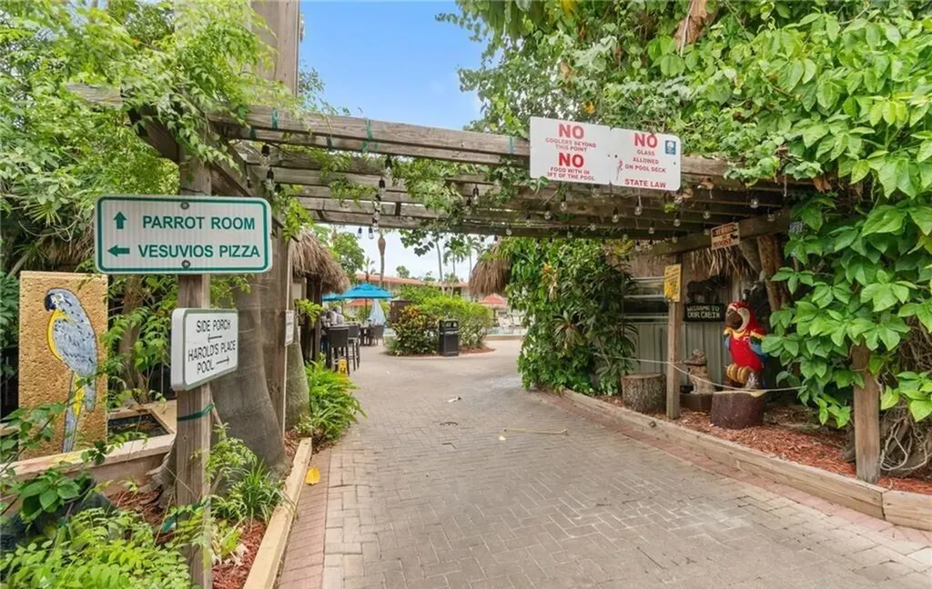 2555 Tamiami Trail N Naples FL 34103