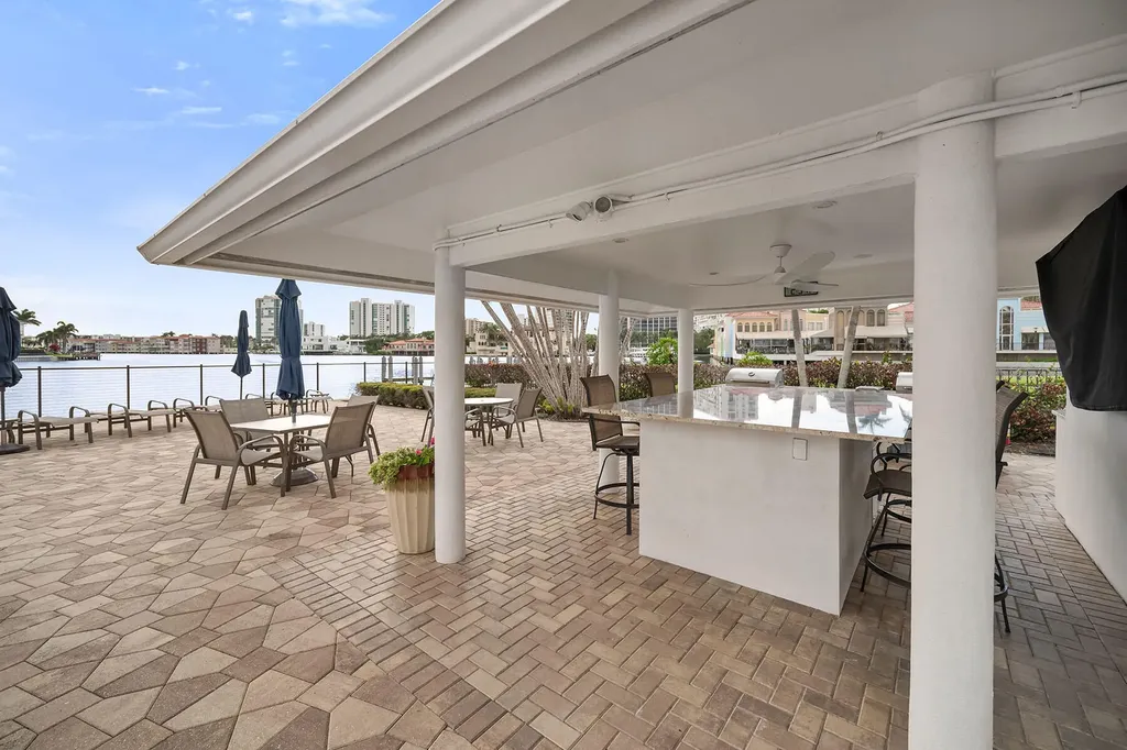 300 Park Shore Drive Naples FL 34103