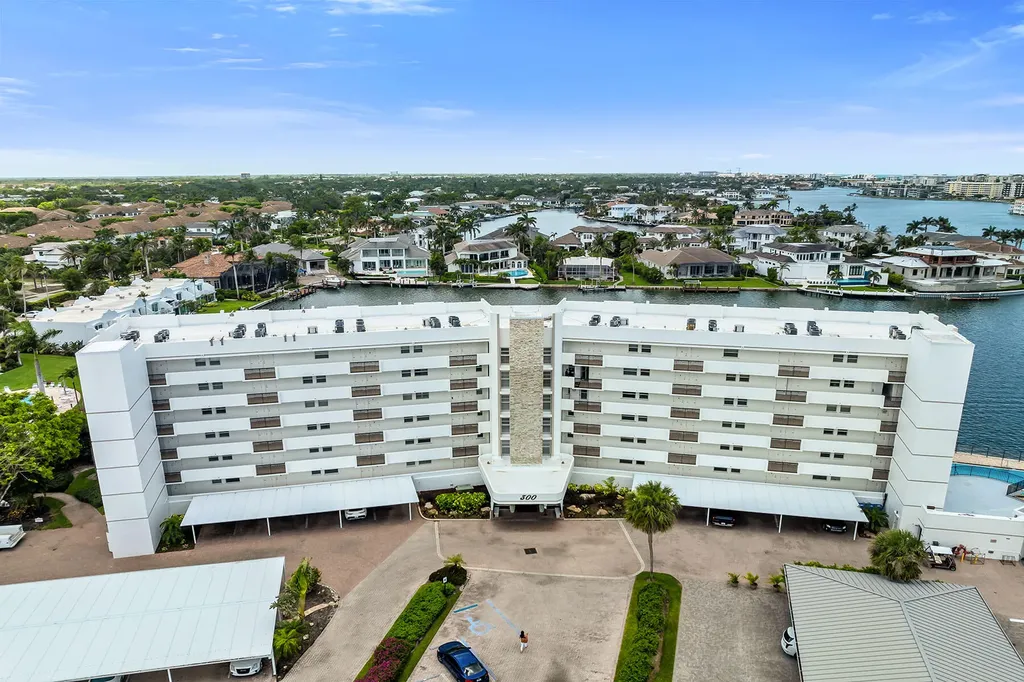 300 Park Shore Drive Naples FL 34103
