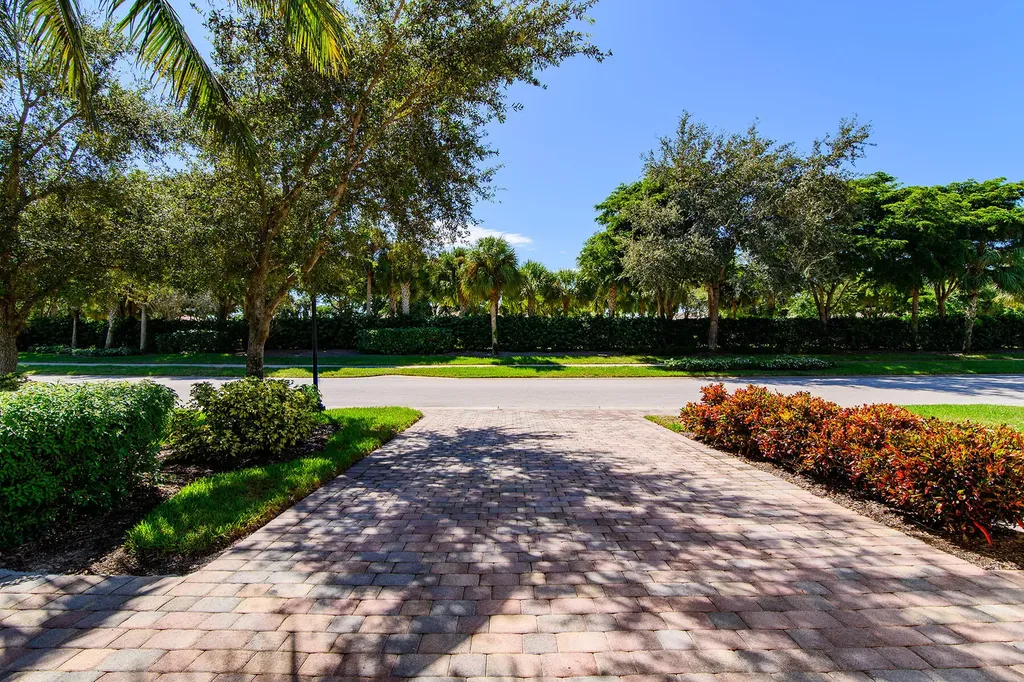 3165 Aviamar Circle Naples FL 34114