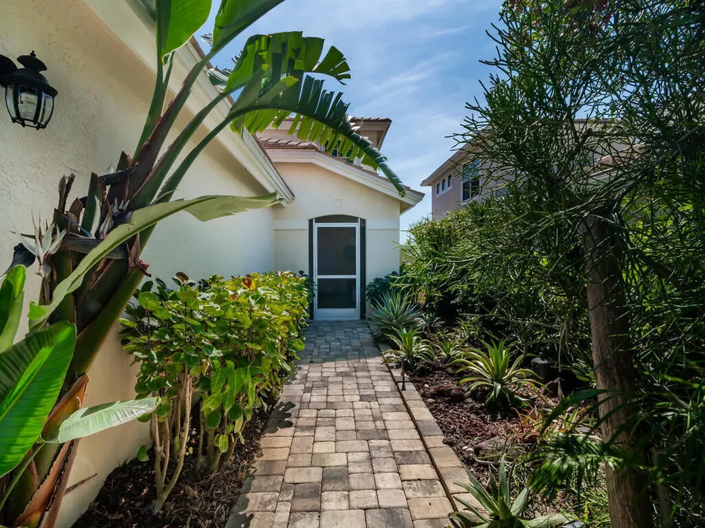 158 Eveningstar Cay Naples FL 34114