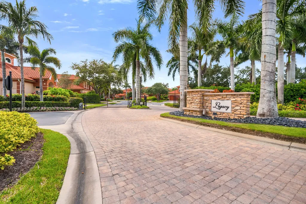 6433 Legacy Naples FL 34113