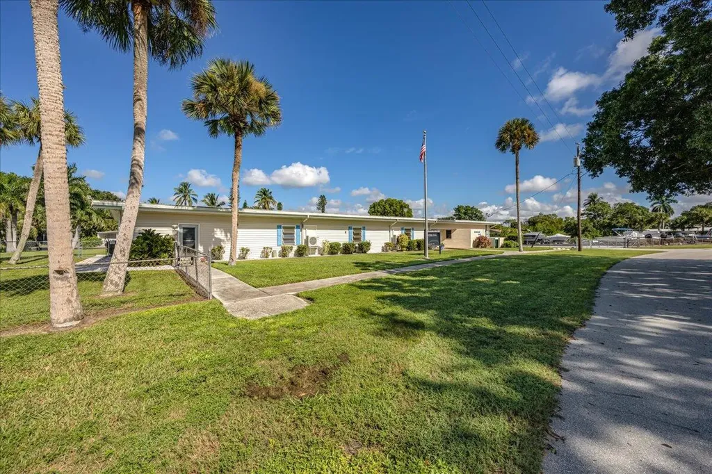 32 Sonderhen Drive Naples FL 34114