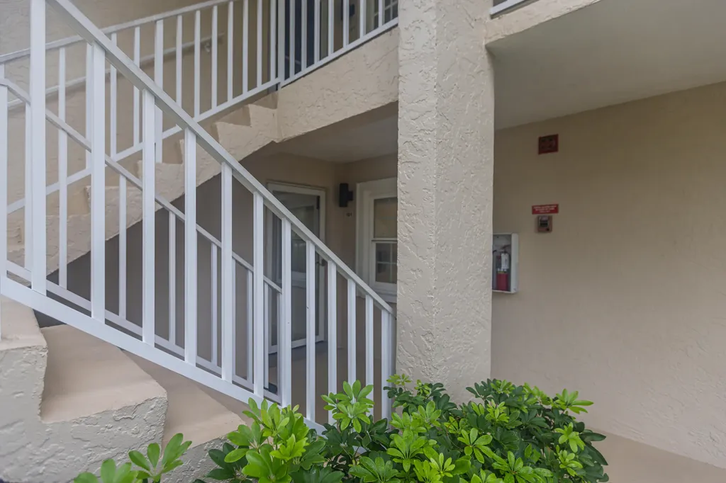 1708 Kings Lake Naples FL 34112