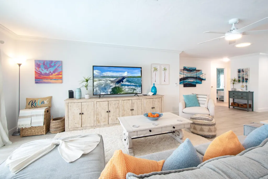 19 E Pelican Street Naples FL 34113