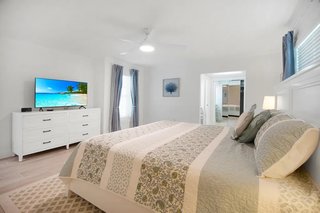 19 E Pelican Street Naples FL 34113