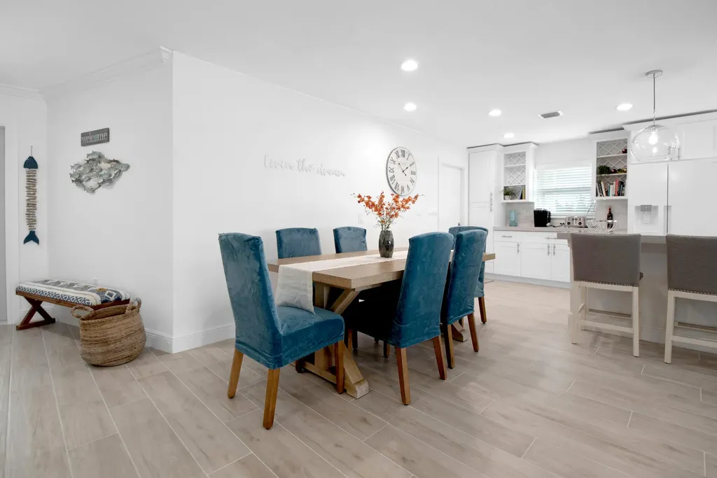 19 E Pelican Street Naples FL 34113