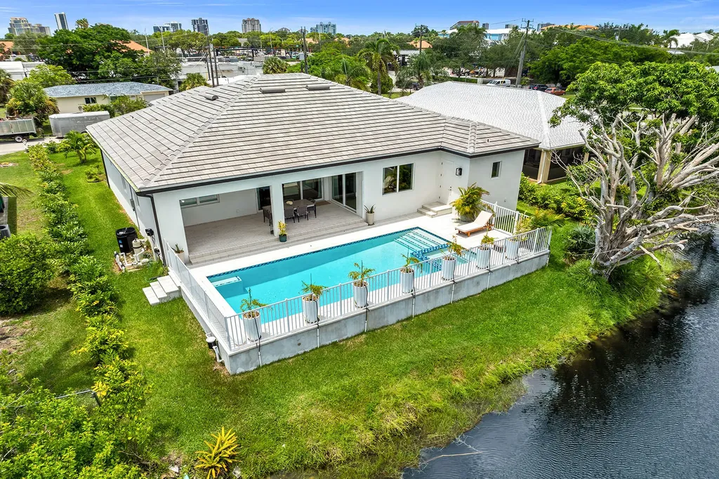 4584 W Alhambra Circle Naples FL 34103