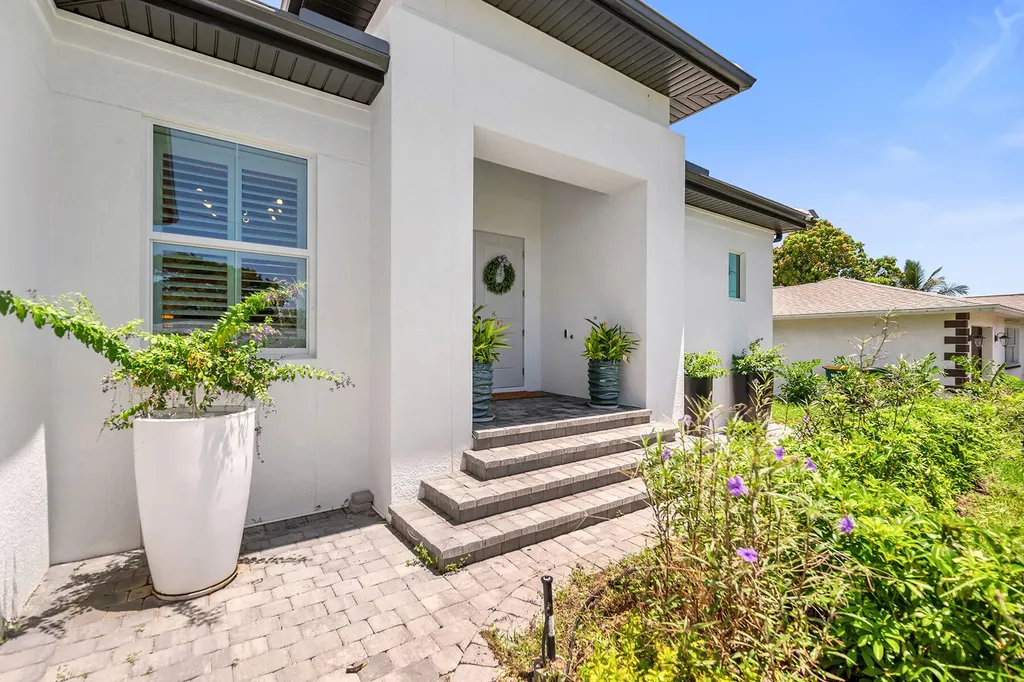 4584 W Alhambra Circle Naples FL 34103