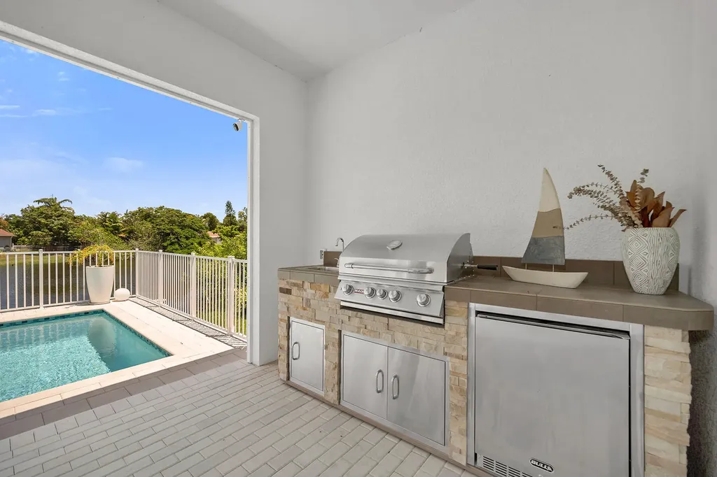 4584 W Alhambra Circle Naples FL 34103