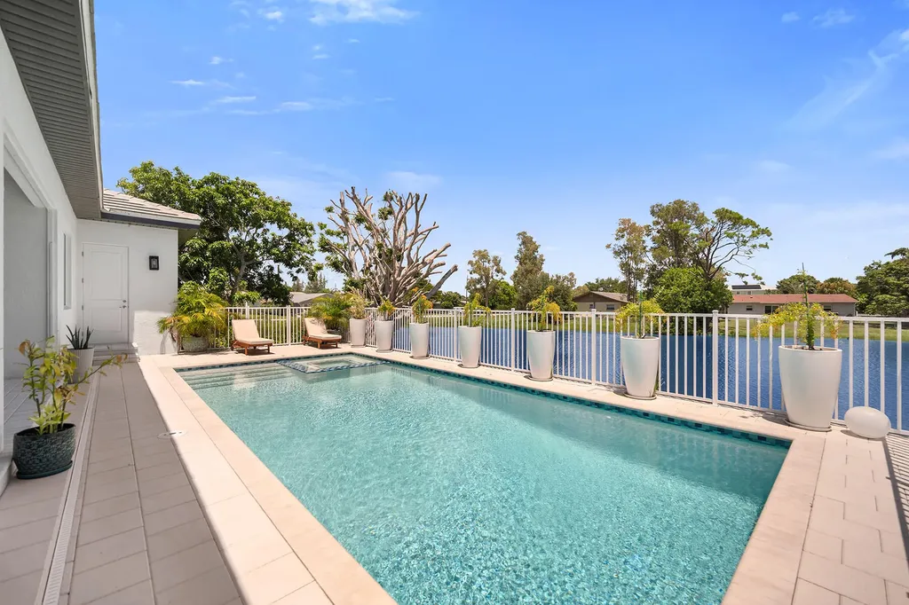 4584 W Alhambra Circle Naples FL 34103