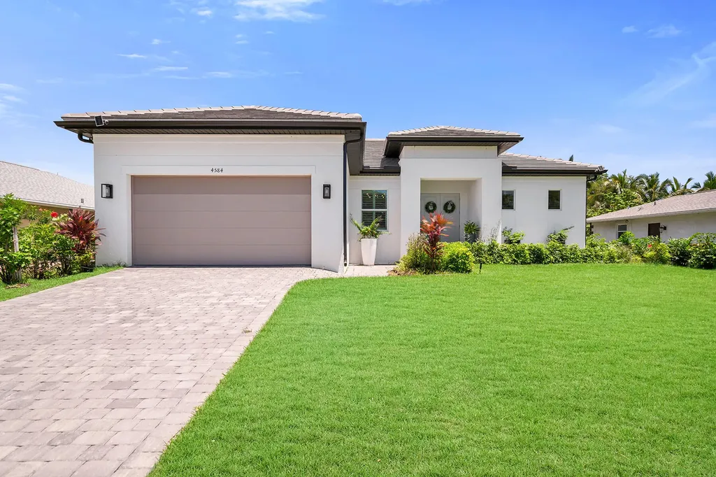 4584 W Alhambra Circle Naples FL 34103