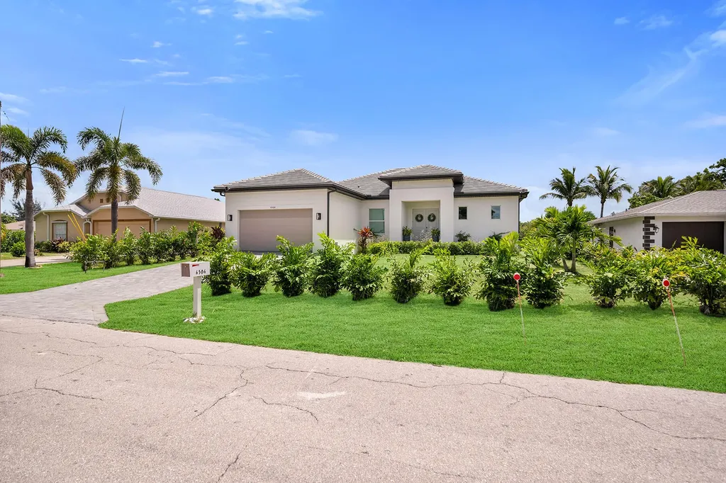 4584 W Alhambra Circle Naples FL 34103