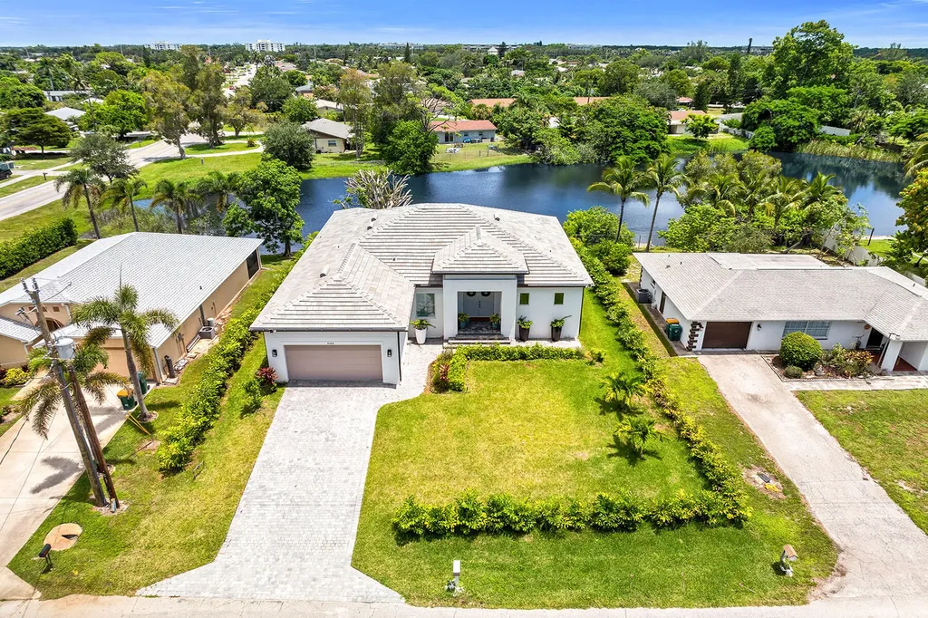 4584 W Alhambra Circle Naples FL 34103