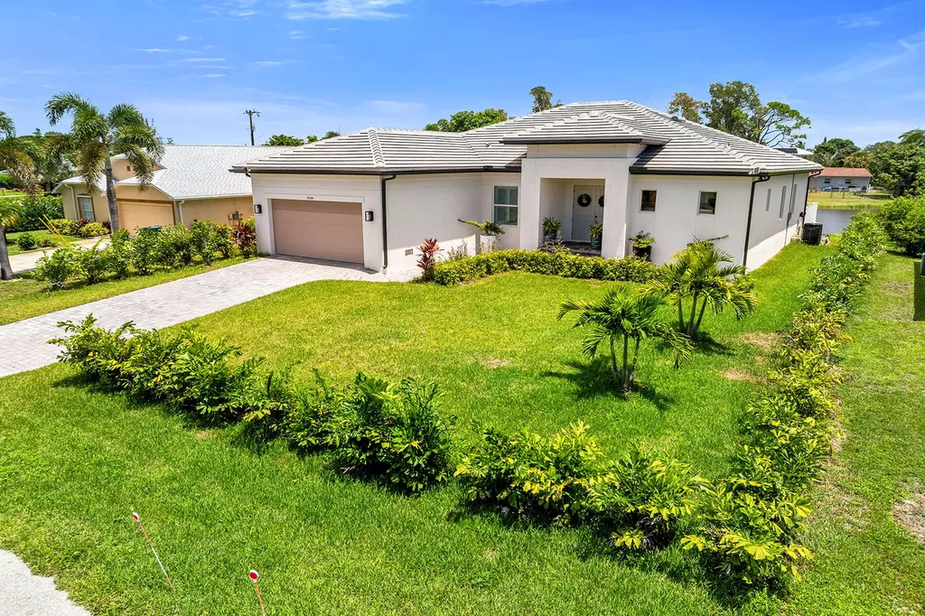4584 W Alhambra Circle Naples FL 34103