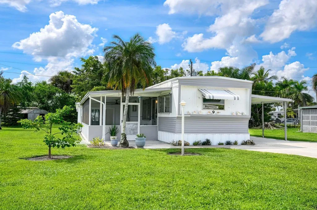 9 Sonderhen Circle Naples FL 34114