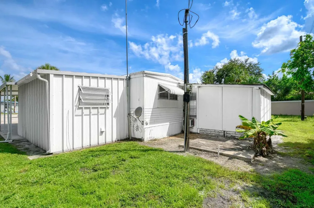 9 Sonderhen Circle Naples FL 34114